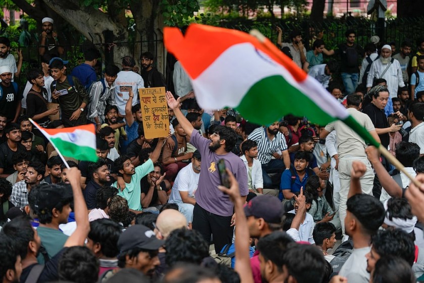 রাত জাগে জন্তর মন্তর, জেগে থাকে মানবতা; টিয়ার গ্যাস, লাঠিচার্জ আর ক্ষুধার মধ্যেও মানুষের পাশে মানুষ