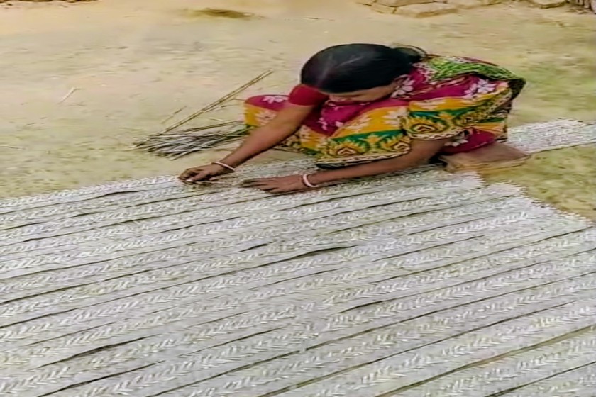 আধুনিকতার ছোঁয়ায় পশ্চিম মেদিনীপুর জেলায় হারিয়ে যাচ্ছে খেজুর পাতার ত্যালায়